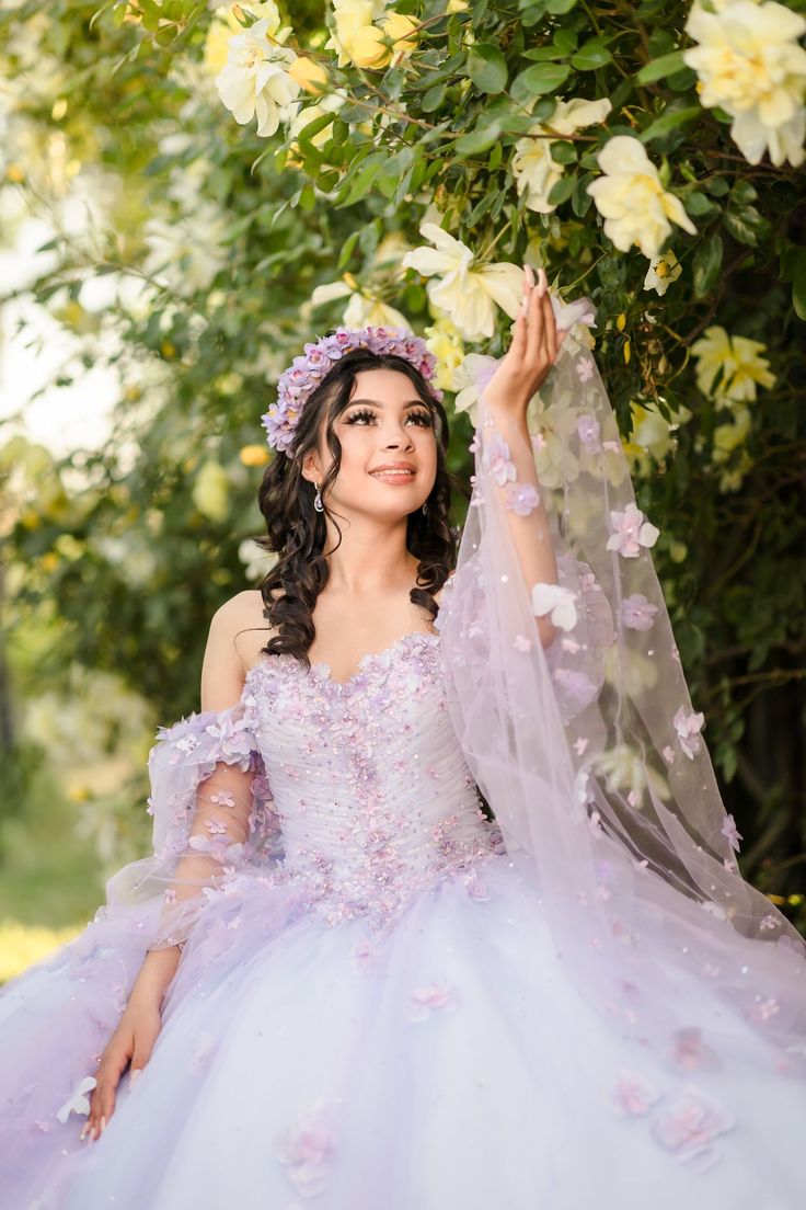 Maite con su ramo de rosas lilas